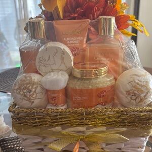 Loverly Almond Milk & Honey Bath Set - Orange and White